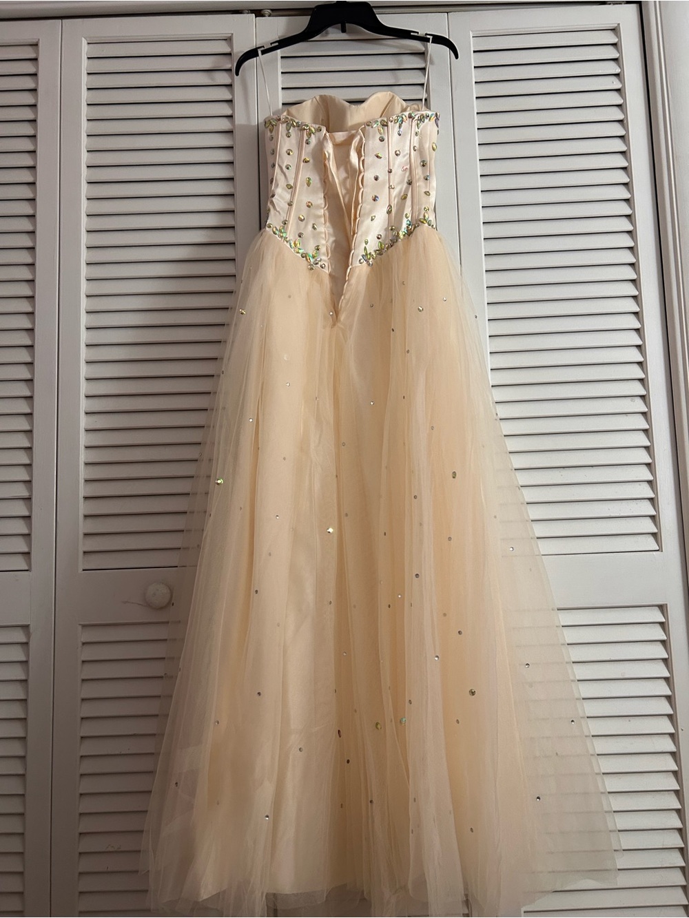 Women’s sweetheart ball gown